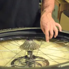 Jak zmienić oponę w rowerze - proste kroki, które musisz znać
