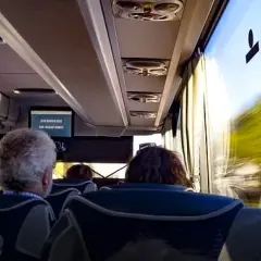 Gdzie najlepiej usiąść w autokarze, aby uniknąć niewygody?