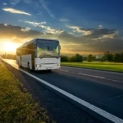 Ile kosztuje wynajem autokaru na 1 dzień? Ceny i ważne informacje