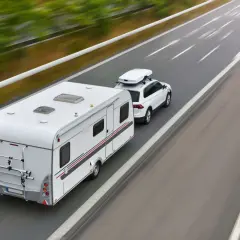 Czy bus z przyczepą musi mieć e-TOLL? Ważne informacje dla kierowców