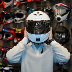 Jak zakładać kask motocyklowy, aby zapewnić maksymalne bezpieczeństwo