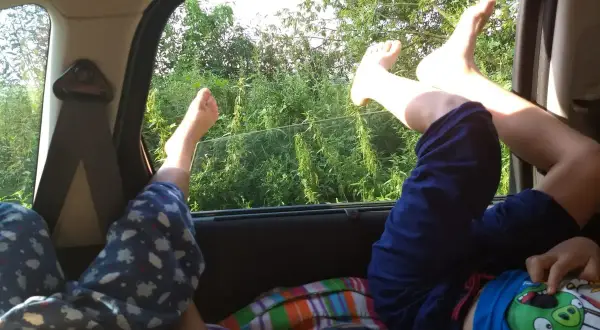 Jak zasnąć w autokarze: sprawdzone sposoby na spokojny sen w podróży
