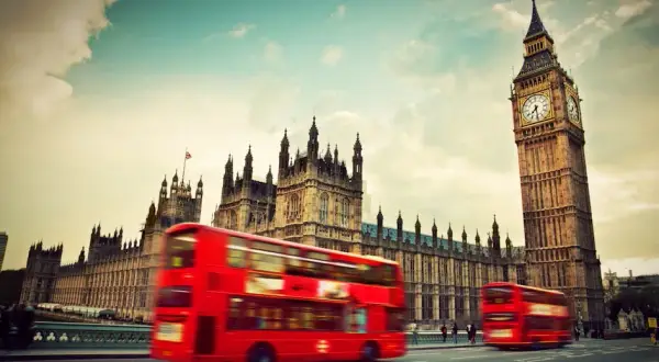Ile czasu zajmuje podróż autokarem do Londynu? Sprawdź teraz!