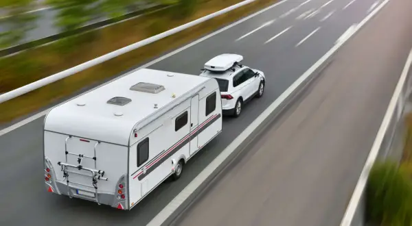 Czy bus z przyczepą musi mieć e-TOLL? Ważne informacje dla kierowców