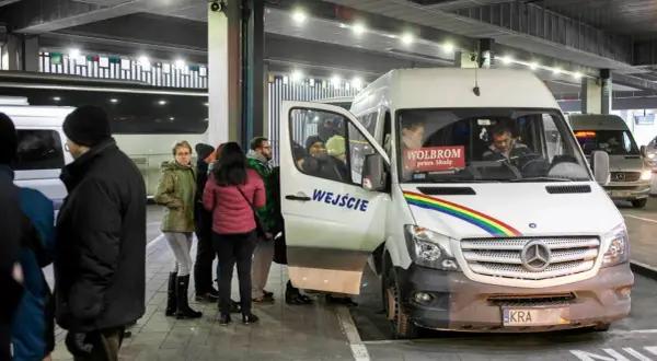 Ile jedzie bus z Krakowa do Katowic? Czas podróży i wskazówki
