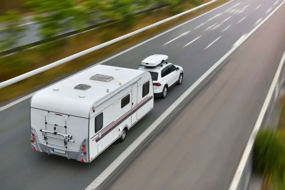Czy bus z przyczepą musi mieć e-TOLL? Ważne informacje dla kierowców