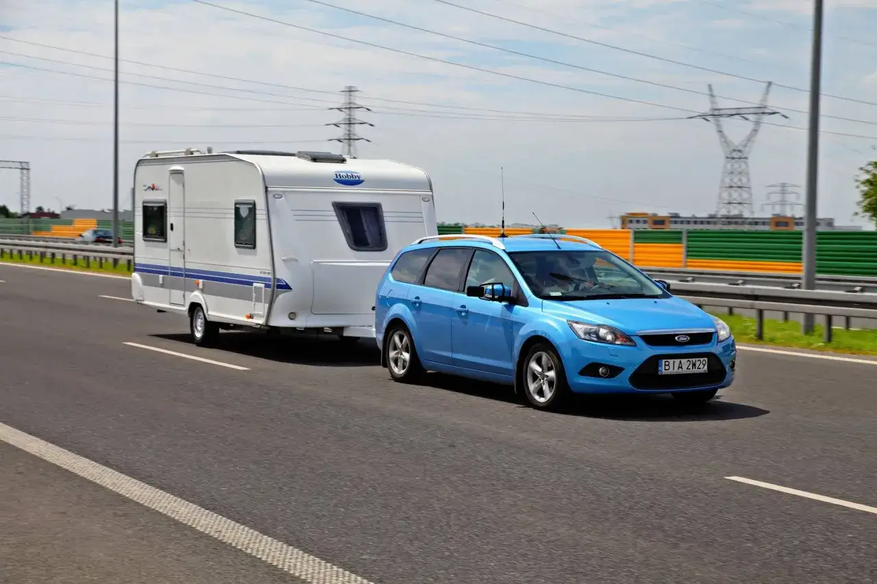Zdjęcie Czy bus z przyczepą musi mieć e-TOLL? Ważne informacje dla kierowców