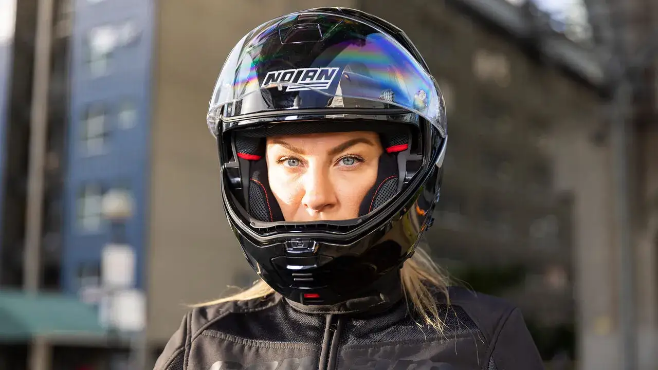 Zdjęcie Jak zakładać kask motocyklowy, aby zapewnić maksymalne bezpieczeństwo