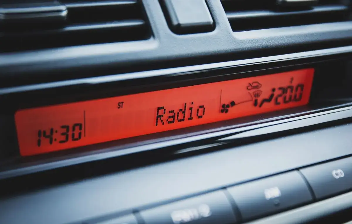 Zdjęcie Jak podłączyć transmiter bluetooth w samochodzie - proste kroki i porady
